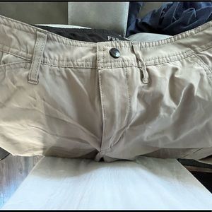 Free plant boy 16 100 percent polyster and light gray